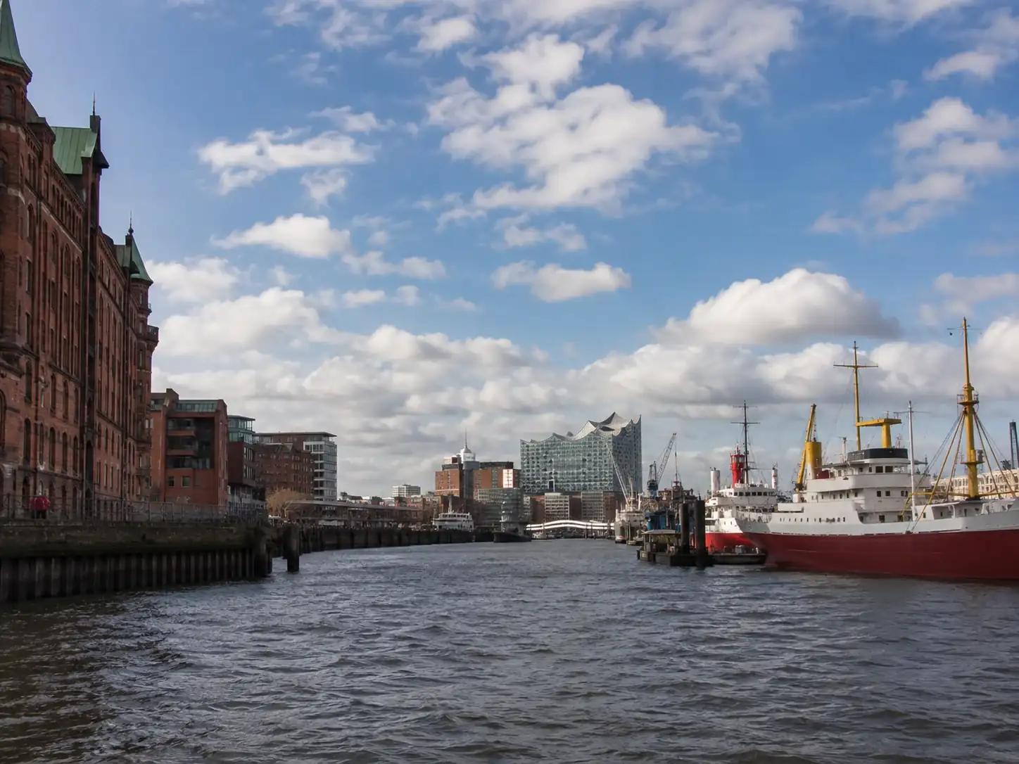 Hamburger Hafen vom Wasser
