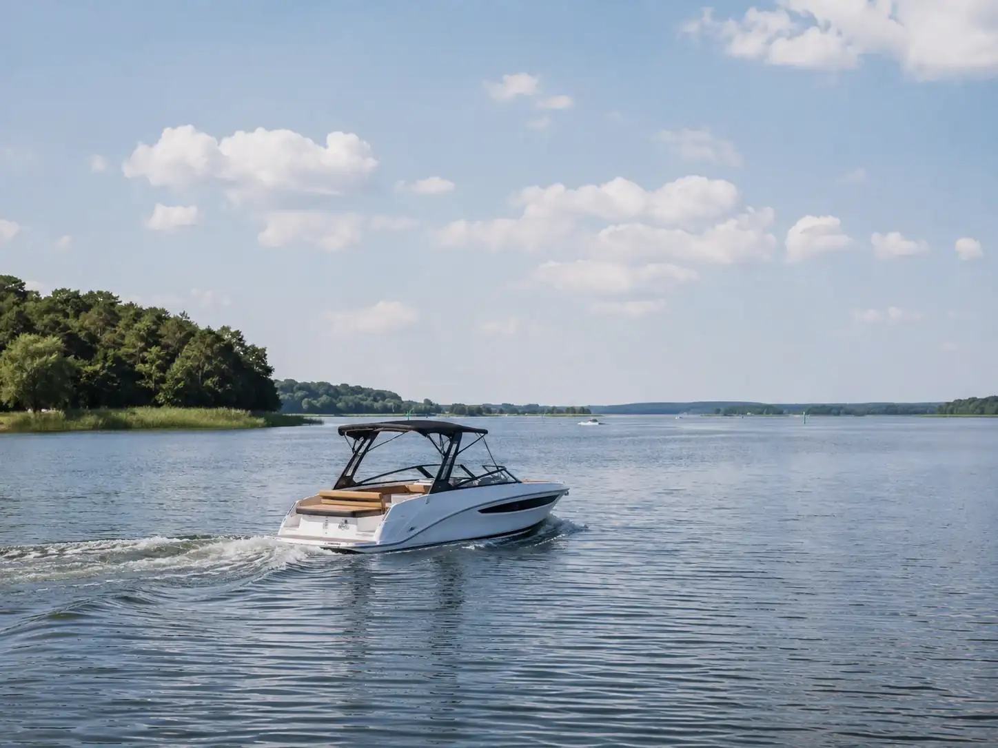 Motorboot auf einem deutschen See